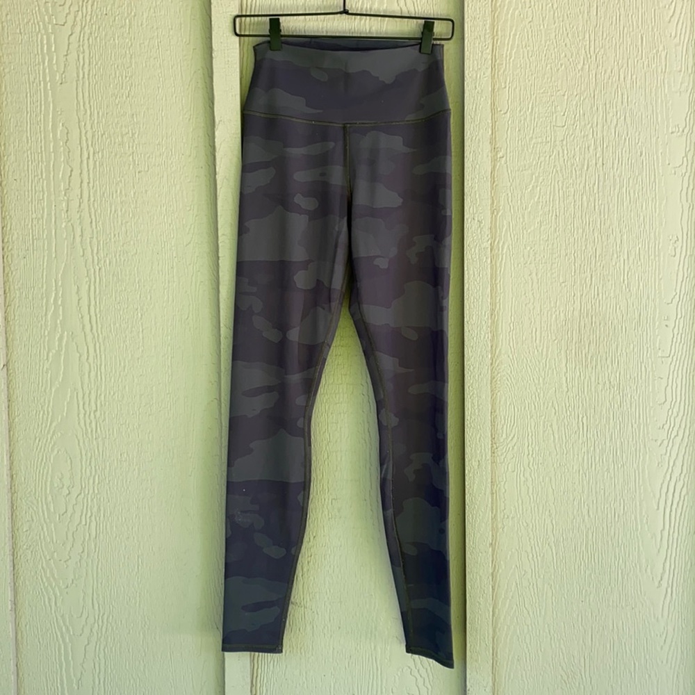 Alo Camo Yoga Pants Legging, Size Medium